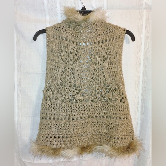 RESERVED Relativity Vest Crochet & Faux Fur Tan/Cream/White Sz. PXL - Picture 6 of 7